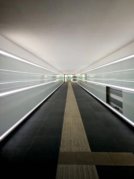 Современный Педастрианский Тоннель Линейными Белыми Неоновыми Огнями — стоковое фото