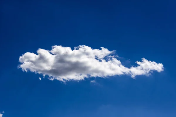 Ciel Bleu Avec Nuage Blanc Dans Ciel Bleu Pendant Une — Photo