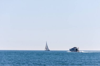 Bir motorlu tekne ve denizde bir yelkenli tekne - fotoğraf