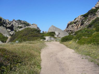 Granit kayalar ile Akdeniz bitki örtüsü, ay'nın vadi, Capo Testa, Santa Teresa Gallura, İtalya