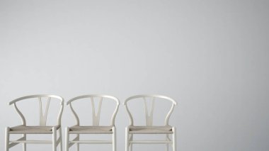 Minimalist mimar tasarımcı konsepti ile beyaz arka planda, oturma odası iç tasarım kopya alanı ile üç klasik ahşap sandalye