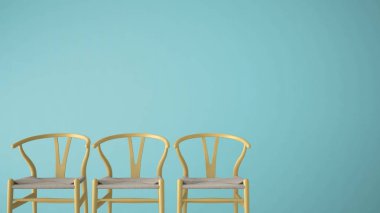 Minimalist mimar tasarım konsepti ile üç klasik sarı pastel sandalye oturma odası iç tasarım kopya alanı ile mavi tek renkli arka plan üzerinde