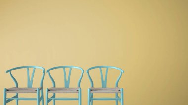 Minimalist mimar tasarım konsepti ile üç klasik mavi pastel sandalye oturma odası iç tasarım kopya alanı ile sarı tek renkli arka plan üzerinde