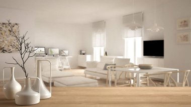 Ahşap masa üstü veya bulanık minimalist modern oturma odası, yemek masası ve ev işyeri, beyaz iç tasarım üzerinde minimalist modern vazo ile raf