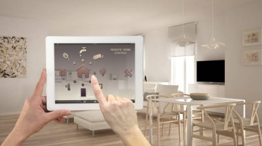 Akıllı uzaktan ev kontrol sistemi dijital tablet. Aygıt app simgeleri ile. Minimalist modern aydınlık oturma odası arka planda, mimari iç tasarım