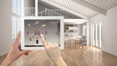 Akıllı uzaktan ev kontrol sistemi dijital tablet. Aygıt app simgeleri ile. Minimalist modern oturma odası ile mutfak ve merdiven mimari iç tasarım arka planda