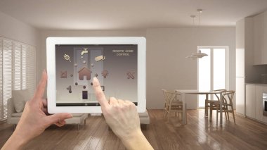Akıllı uzaktan ev kontrol sistemi dijital tablet. Aygıt app simgeleri ile. Minimalist modern aydınlık oturma odası arka planda, mimari iç tasarım
