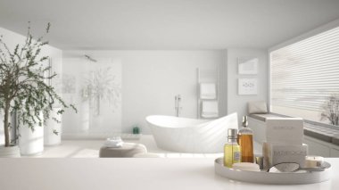 Spa, Otel banyo konsepti. Beyaz masa üstü veya raf üzerinde aksesuarları, banyo malzemeleri, banyo ile büyük minimalist banyo, modern mimari iç tasarım bulanık