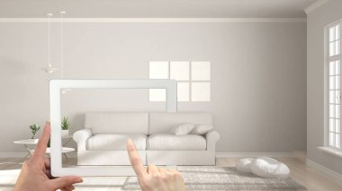 Artırılmış gerçeklik kavramı. Gerçek bir ev, modern beyaz oturma odası mobilya ve iç tasarım ürünlerinde benzetimini yapmak için kullanılan Ar uygulaması ile tablet tutan el