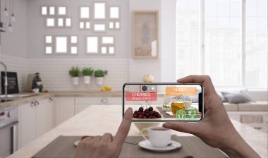 Artırılmış gerçeklik kavramı. Dijital tablet akıllı telefon kullanımının sağlıklı kahvaltı kalori bilgileri kontrol etmek için Ar uygulama tutan el