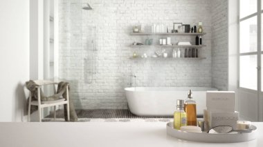 Spa, Otel banyo konsepti. Beyaz masa üstü veya raf ile banyo aksesuarları, banyo malzemeleri, vintage klasik banyo, modern mimari iç tasarım üzerinde bulanık