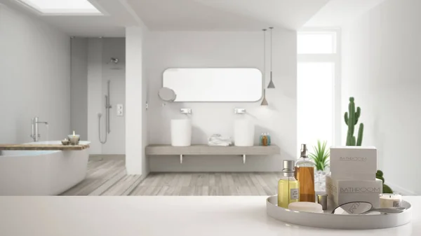 ホテルのバスルームのコンセプト 浴室の付属品 洗面化粧台 ぼやけたミニマリストバスルーム モダンな建築インテリアデザインの白いテーブルの上または棚 — ストック写真