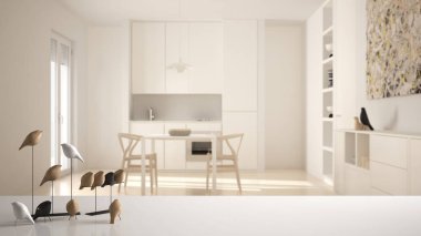 Masa üstü veya raf minimalist kuş süsleme ile beyaz, ıvır - ustalık bulanık beyaz mutfak çağdaş, modern iç mekan tasarımları üzerinde kuş