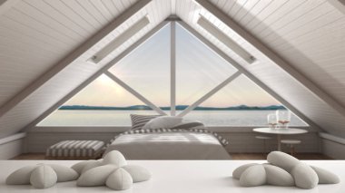 Beyaz masa, masa ya da beş yıldız veya bulanık romantik yatak odası deniz panorama, beyaz mimari iç tasarım konsepti üzerinde çiçek şeklinde yumuşak beyaz yastıklar ile raf