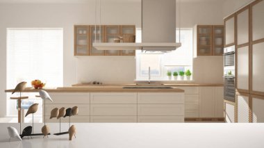 Masa üstü veya raf minimalist kuş süsleme ile beyaz, ıvır - ustalık bulanık çağdaş ahşap mutfak, modern iç mekan tasarımları üzerinde kuş