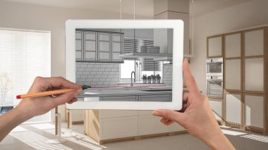 Holding ve tablet gösteren modern mutfak çizim el kroki. Gerçek bitmiş minimalist beyaz ve ahşap mutfak arka planda, mimari iç tasarım sunum