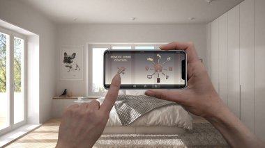 Uzaktan ev kontrol sistemi dijital akıllı telefon tablet. Aygıt app simgeleri ile. İç mimari tasarım arka planda minimalist yatak odası