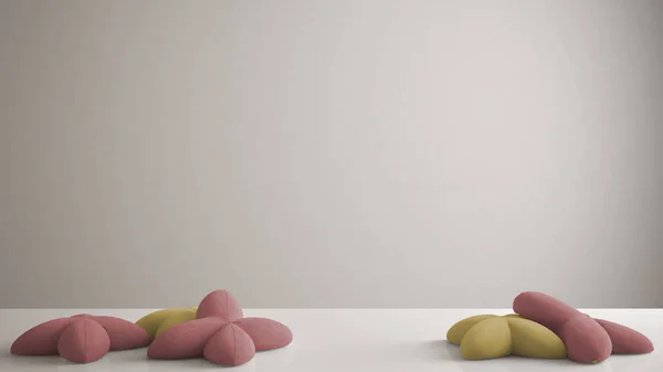 화이트 테이블 소프트 핑크와 노란색 베개로 클래스 개념으로 — 스톡 사진