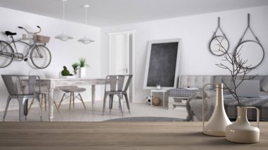 Ahşap masa üstü veya bulanık çağdaş modern oturma odası ile palet kanepe ve vintage yemek masası, mimari iç tasarım üzerinde minimalist modern vazo ile raf