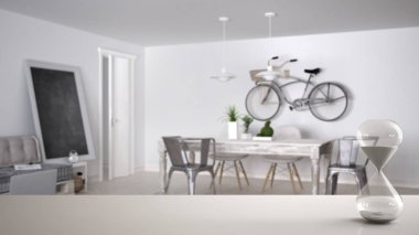 Beyaz tablo veya kanepe ve yemek masası, mimari iç tasarım, kopya alan arka plan ile çağdaş oturma odası üzerinden geçen süre ölçümünü kristal kum saati ile raf