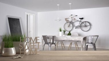 Ahşap masa, masa veya saksı çim tesisi, evin anahtarları ve 3d harfler üzerinde oturma odası, koltuk ve masa, iç tasarım, kelime evim güzel evim yapma ile raf arka plan bulanıklık