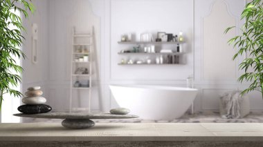Ahşap antika tablo veya taş denge ile raf üzerinde bulanık vintage banyo küvet ve merdiven, feng shui, zen konsept mimari iç tasarım