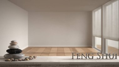 Ahşap antika tablo raf çakıl dengesi ve 3d harfleri bulanık boş oda zen konsept iç tasarım büyük panoramik pencereli üzerinde kelime feng shui yapma ile