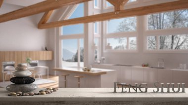 Ahşap antika tablo raf çakıl dengesi ve 3d harf kelime feng shui üzerinde bulanık modern mutfak yapma Klasik villa, loft, zen konsept iç tasarımı ile