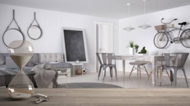 Ahşap masa, masa ya da modern İskandinav oturma odası mimari iç tasarım, geçen zaman ve ev anahtarları ölçme kristal modern kum saati ile raf kopyalama alanı arka plan