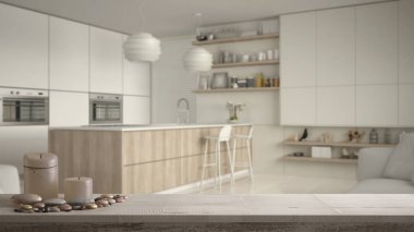 Ahşap antika masa üstü veya mumlar ve çakıl, zen ruh hali ile raf raf ve dolapları, en az mimari iç tasarım modern ahşap mutfak üzerinde bulanık