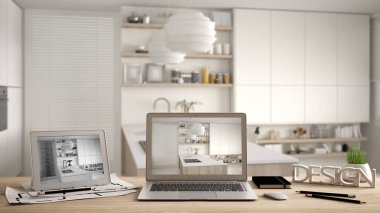 Tasarımcı masaüstü kavramı, dizüstü ve tablet ahşap çalışma masası üzerinde iç mimari proje ve Cad kroki, arka planda, modern mutfak fikir şablon bulanık taslak gösterilen ekran ile Mimar