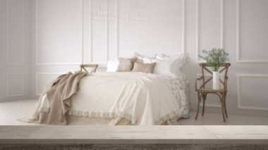 Ahşap antika masa üstü veya raf closeup, zen ruh hali, vintage yatak yumuşak yatak yastık ve battaniye, tam üzerinde beyaz kalıp duvar, Ahşap sandalyeler, zarif iç tasarım