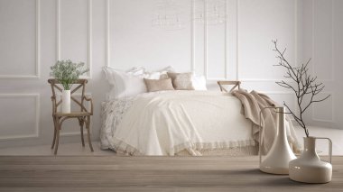 Ahşap masa üstü veya bulanık vintage klasik yatak yumuşak yatak yastık ve battaniye, zarif mimari iç tasarım dolu üzerinde minimalist modern vazo ile raf