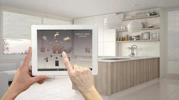 デジタル タブレットのスマート リモート ホーム コントロール システム アプリのアイコンを持つデバイス キッチンには棚や背景 建築インテリア デザインのキャビネット — ストック写真