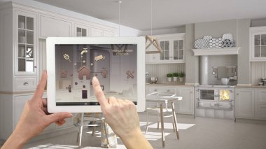 Akıllı uzaktan ev kontrol sistemi dijital tablet. Aygıt app simgeleri ile. İskandinav klasik mutfak yemek masası ve sandalyeler arka planda, mimari iç tasarım