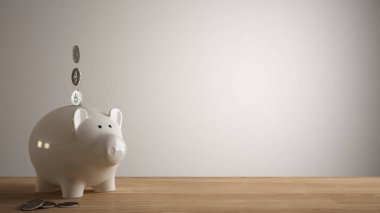 Ahşap masa üstü veya paralar, gelecekteki yatırımlar için para kavramı kopya alanı şablonuyla beyaz boş geçmiş fikirle tasarrufu ile beyaz piggy banka ile raf