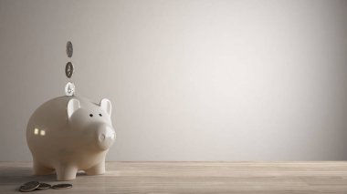 Ahşap masa üstü veya paralar, gelecekteki yatırımlar için para kavramı kopya alanı şablonuyla beyaz boş geçmiş fikirle tasarrufu ile beyaz piggy banka ile raf