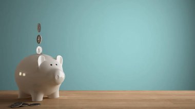 Ahşap masa üstü veya paralar ile beyaz piggy banka ile raf, gelecekteki yatırımlar, turkuaz fikirle kavramı için para tasarrufu renkli kopya alanı ile arka plan şablonu