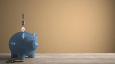 Ahşap masa üstü veya paralar ile mavi piggy banka ile raf, gelecekteki yatırımlar, kavram fikir ile portakal için para tasarrufu renkli kopya alanı ile arka plan şablonu