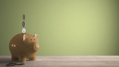 Ahşap masa üstü veya paralar ile sarı piggy banka ile raf, gelecekteki yatırımlar, yeşil kavram fikir için para tasarrufu renkli kopya alanı ile arka plan şablonu