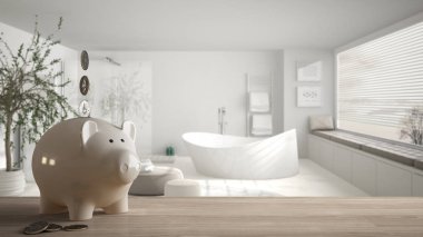 Ahşap masa üstü veya paralar ile beyaz piggy bank, en az banyo küvet, pahalı ev iç tasarım, yenileme kavramı mimarisi yeniden yapılanma ile raf