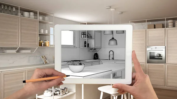 Ręce Trzyma Tablet Wyświetlone Jest Nowoczesna Kuchnia Biały Drewnianymi Elementami — Zdjęcie stockowe