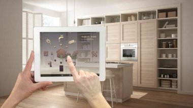 Akıllı uzaktan ev kontrol sistemi dijital tablet. Aygıt app simgeleri ile. Modern mutfak çağdaş daire arka plan, mimari iç tasarım ahşap ayrıntıları