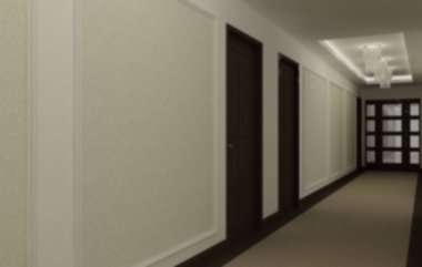 İç tasarım, otel binası koridor, halı, ahşap kapılar, duvar kağıdı ve alçı kalıp, kolye lambalar ve ışıklı asma tavan ile klasik tarzı bulanıklık