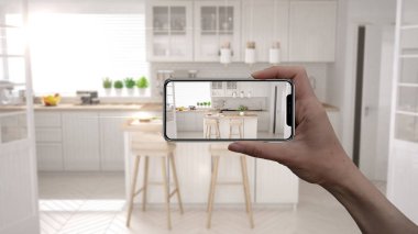 Akıllı telefon, Ar uygulama, tutan el mobilya taklit ve gerçek ev mimar tasarım konsepti, iç tasarım ürünleri arka plan, modern İskandinav Ahşap mutfak bulanıklık