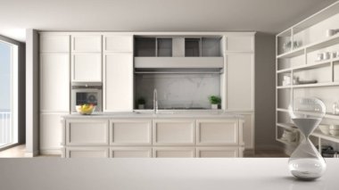 Beyaz tablo veya klasik mutfak parke, mimari iç tasarım arka plan ile çağdaş dairede üzerinden geçen süre ölçümünü kristal kum saati ile raf