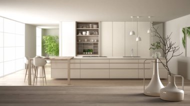 Ahşap masa üstü veya bulanık modern beyaz mutfak ahşap detayları ve parke zemin, minimalist mimari iç tasarım üzerinde minimalist modern vazo ile raf