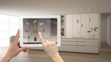 Akıllı uzaktan ev kontrol sistemi dijital tablet. Aygıt app simgeleri ile. Mimari iç tasarım arka planda minimalist modern parlak mutfak