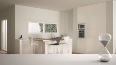 Beyaz masa veya kristal kum saati ile raf yemek masası ile minimalist beyaz mutfak üzerinden geçen süreyi ölçme, mimari iç tasarım, kopya alan arka plan