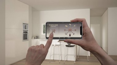 Uzaktan ev kontrol sistemi dijital akıllı telefon tablet. Aygıt app simgeleri ile. İç mimari tasarım arka planda minimalist beyaz ve ahşap mutfak